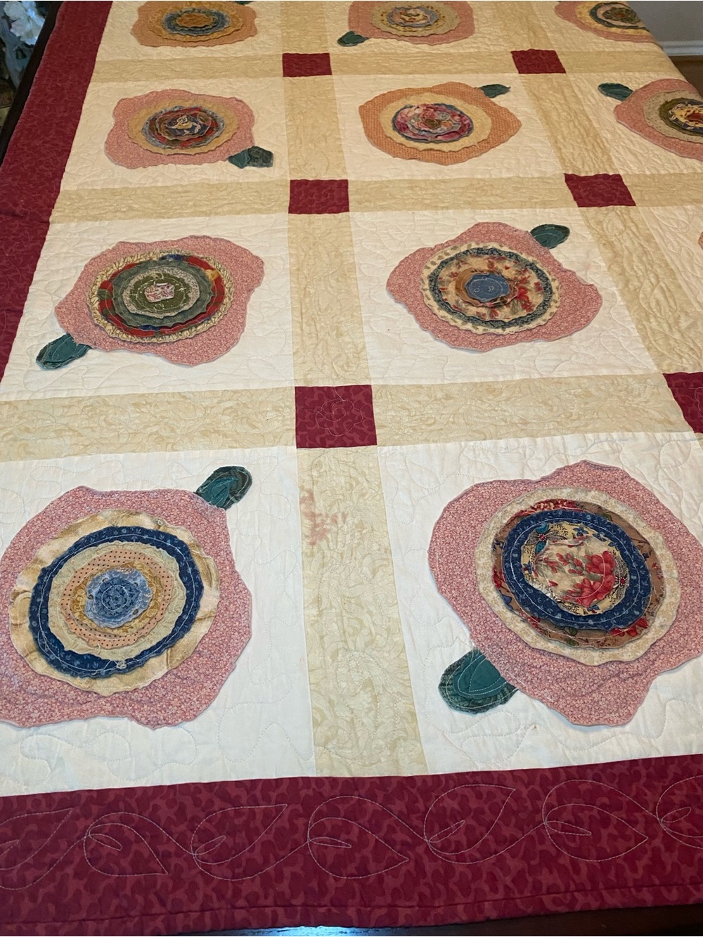 Stunning Appliqué Quilt/Throw in a dimensional floral motif. Burgundy pink gree - Picture 3 of 16